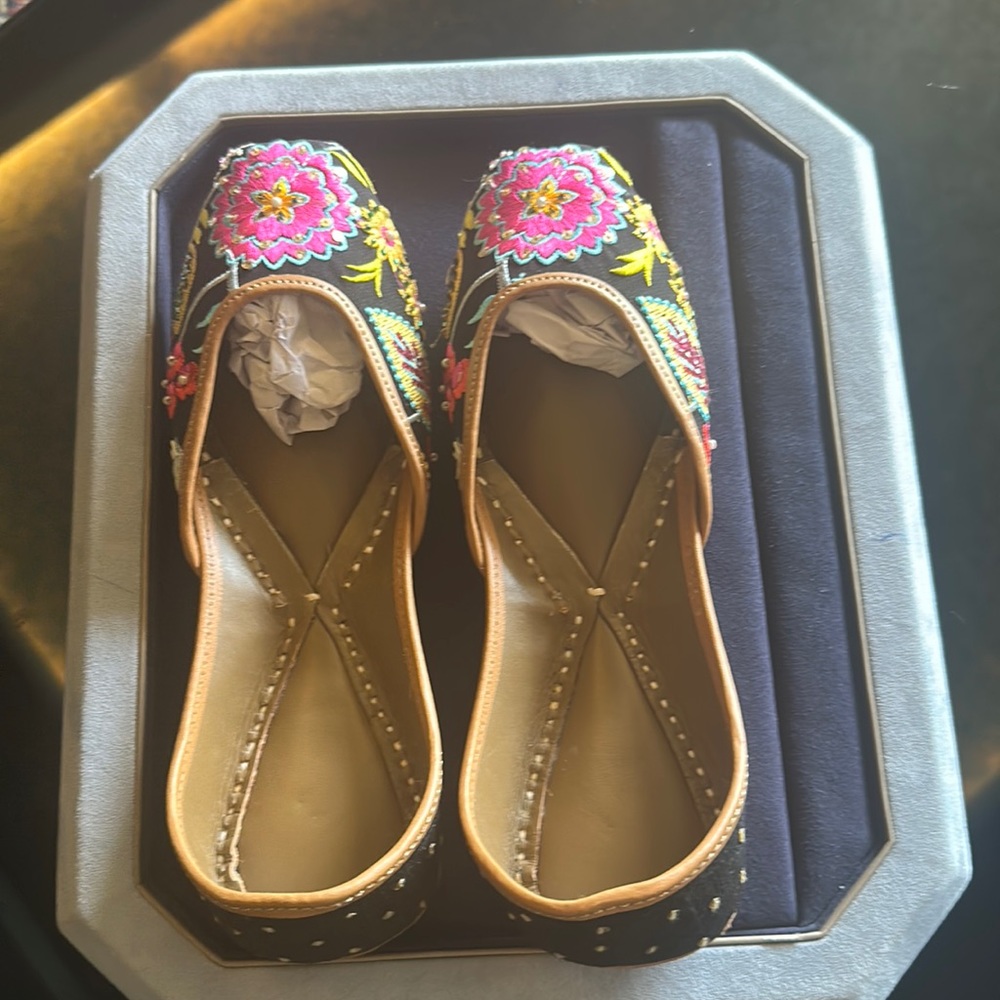 NWT Gorgeous Hand made Pure Leather Mojaris with beautiful embroidery! Size 38 - Picture 1 of 14